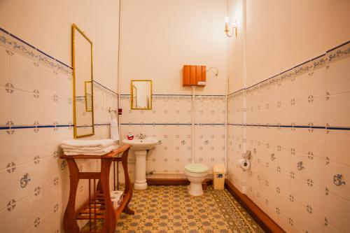 a bathroom with a sink and a toilet at Casa Morey in Iquitos