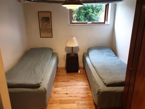 Кровать или кровати в номере Underetage i Dronningborgvilla