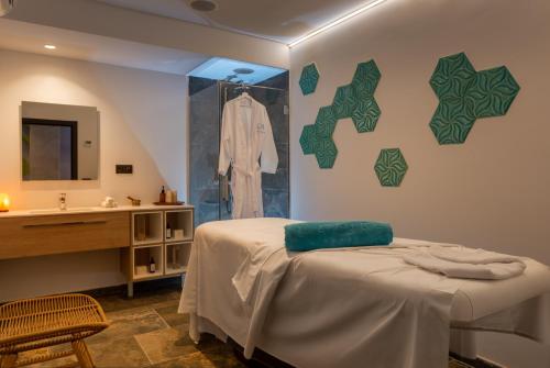 罗列特海岸L'Azure Hotel 4* Sup的客房设有一张床和一间带水槽的浴室