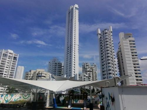 une tente blanche dans une ville avec de grands bâtiments dans l'établissement Apartahotel Isla Fuerte Piso 4, à Carthagène des Indes