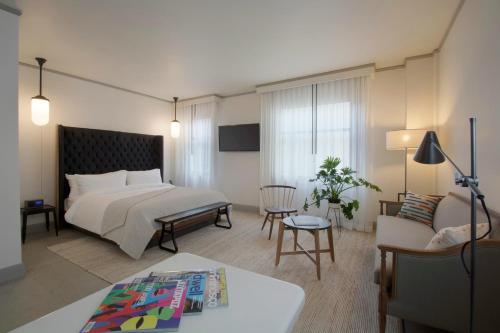 Un pat sau paturi într-o cameră la Hotel G San Francisco