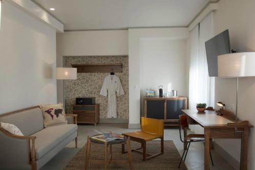 un soggiorno con un divano e un tavolo di Hotel G San Francisco a San Francisco