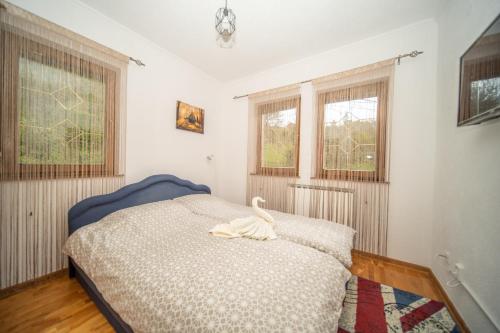 Un dormitorio con una cama con un cisne encima. en The View Apartment, en Visoko