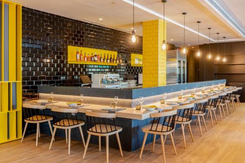 Un restaurante o sitio para comer en L'Azure Hotel 4* Sup