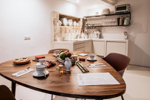 een eettafel met stoelen en een keuken bij 19.52 Matera in Matera