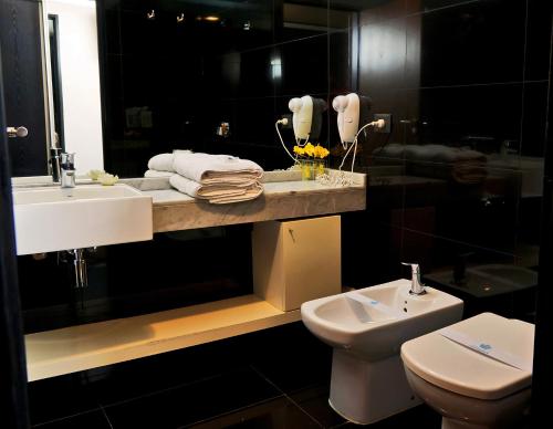 La salle de bains est pourvue d'un lavabo et de toilettes. dans l'établissement IQ Callao By Recoleta Apartments, à Buenos Aires