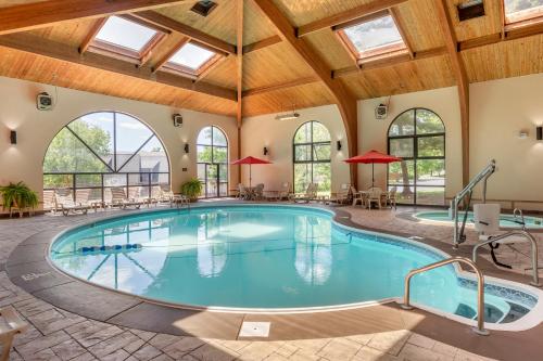 - une grande piscine intérieure dans un bâtiment doté d'un grand plafond dans l'établissement Comfort Inn at Thousand Hills, à Branson