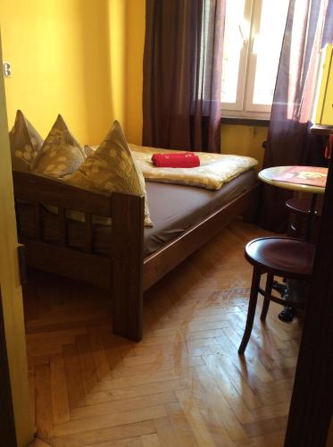 Кровать или кровати в номере mika rooms - 22 Korotynskiego Street