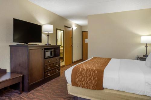 a hotel room with a bed and a flat screen tv at Comfort Inn at Thousand Hills in Branson