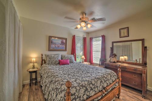 A bed or beds in a room at Fredericksburg Home - 8 Blocks to Main St and Wineries
