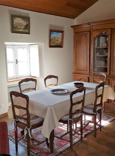 a dining room with a table and chairs at Magnifique duplex vue Palais des Papes près de Pont d'Avignon in Avignon