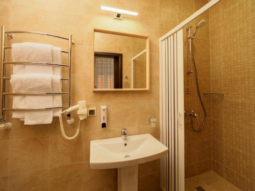 斯摩棱斯克的住宿－Bridge Hotel，浴室配有盥洗盆、淋浴和毛巾