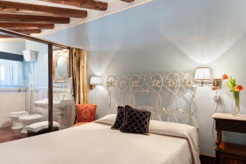Un pat sau paturi într-o cameră la Relais Briuccia e Ristorante Capitolo Primo