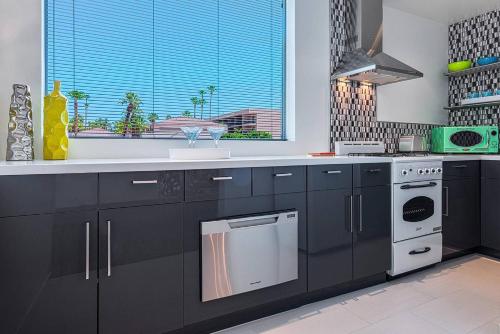 Una cocina o zona de cocina en The Twist Palm Springs