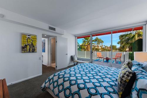 Postel nebo postele na pokoji v ubytování The Twist Palm Springs