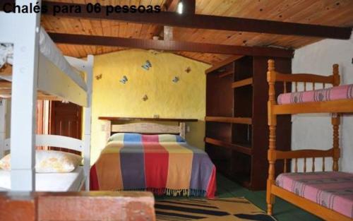 伊利亞貝拉的住宿－Jamile Chales Ilhabela，一间带两张双层床的卧室和楼梯