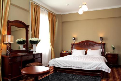 Postel nebo postele na pokoji v ubytování UB City Hotel