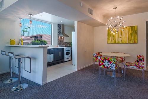 Una cocina o zona de cocina en The Twist Palm Springs
