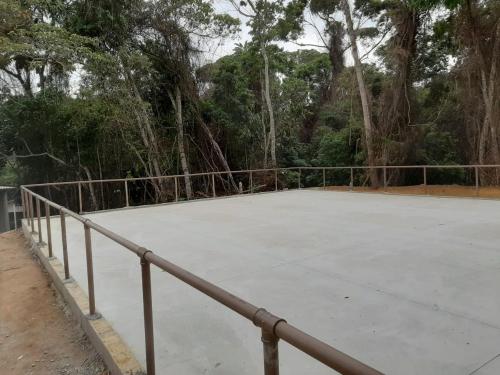 a tennis court in front of a fence at A MELHOR PROPRIEDADE DA SERRA 6000M2 DE LAZER E ATRACOES IDEAL FAMILIAS COM BEBES E CRIANCAS RESERVA PARTICULAR DE MATA ATLANTICA c PISTA DE CAMINHADA INAUGURADO VEJAM AS FOTOS DESSA E DAS OUTRAS ATRACOES in Teresópolis