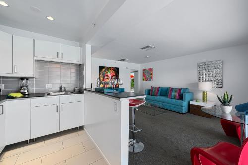 Una cocina o zona de cocina en The Twist Palm Springs