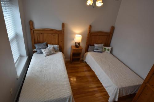 Ліжко або ліжка в номері Riverhouse Extended Stay Apartment