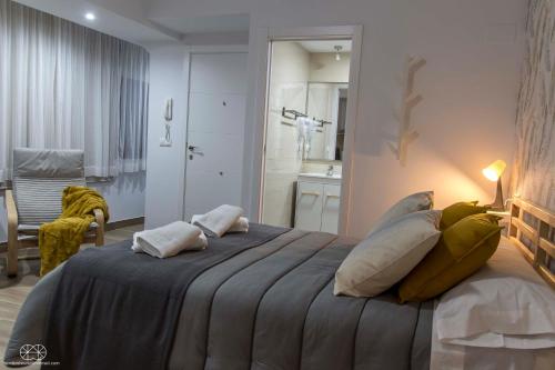 1 dormitorio con 1 cama grande con almohadas en Tándem House, en Priego de Córdoba