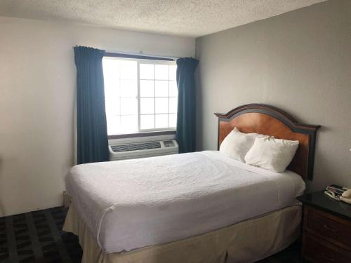 una camera con un grande letto e una finestra di Motel 6 Missoula, Mt - Wye - Travel Plaza a Missoula