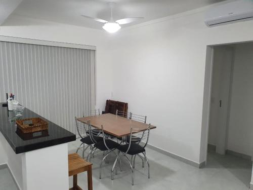 ein Esszimmer mit einem Tisch und Stühlen in der Unterkunft Lindo Apartamento em Ubatuba in Ubatuba