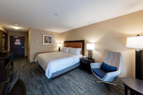 Postel nebo postele na pokoji v ubytování Holiday Inn Express & Suites Riverport Richmond, an IHG Hotel