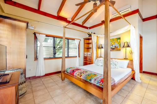 Bunk bed o mga bunk bed sa kuwarto sa Casa Del Sol Villa
