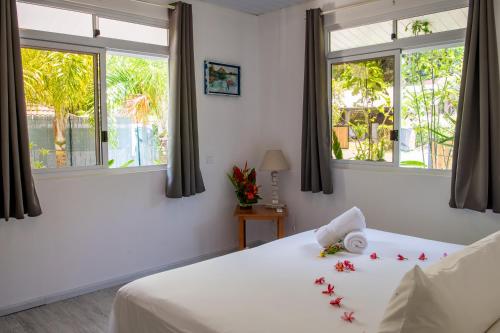 Un dormitorio con una cama con flores. en Matira Sandy Home 658 DTO-MT, en Bora Bora