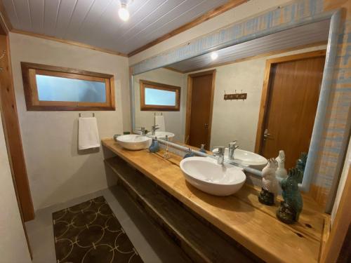 łazienka z 2 umywalkami i dużym lustrem w obiekcie Estalagem Inverness - Morro da Igreja - Urubici w mieście Urubici