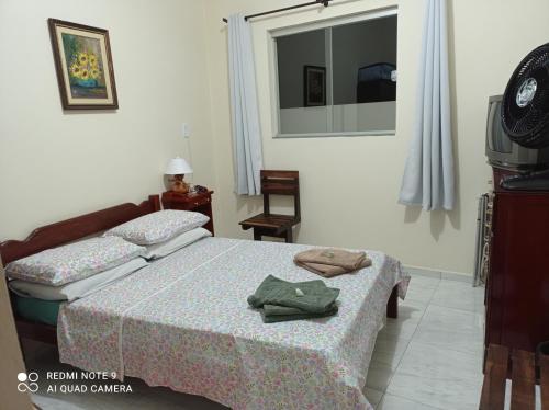 een hotelkamer met 2 bedden en een televisie bij Cunha centro - quarto cama de casal in Cunha
