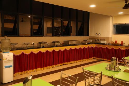 Una televisión o centro de entretenimiento en CS Arunachala Residency