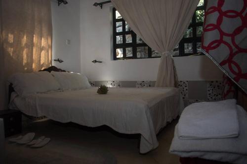 Lova arba lovos apgyvendinimo įstaigoje Room in Bungalow - Reens Vacation Rental Home