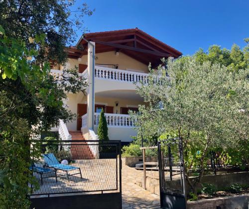 una casa con una puerta delante de ella en Villa Maximilian, en Grebaštica