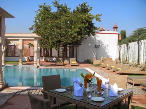 Piscina en o cerca de Amritara Chandra Mahal Haveli, Bharatpur