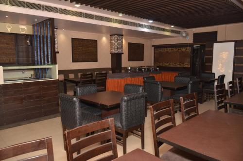 Restaurace v ubytování Hotel KK Continental 50 Meter from Railway Station - Amritsar