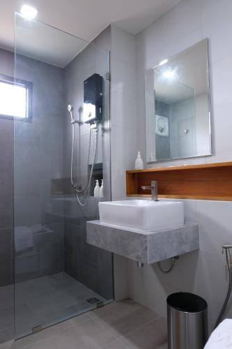 a bathroom with a sink and a shower at Li CALLA Resort Trat in Trat