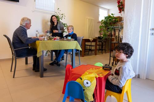 a group of people sitting at a table in a restaurant at B&B da Vi.Vì in Urbania