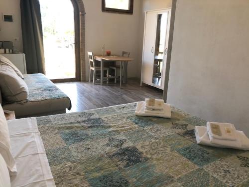Un pat sau paturi într-o cameră la Il Grano Di Bramante