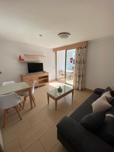 Televízia a/alebo spoločenská miestnosť v ubytovaní Apartamentos Oasis Sol