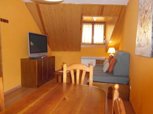 Televisyen dan/atau pusat hiburan di Apartamentos Los Lagos