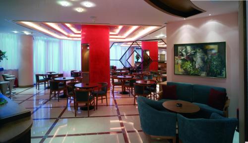 Ο χώρος του lounge ή του μπαρ στο Centrotel Hotel 