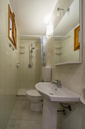 ein weißes Bad mit einem Waschbecken und einem WC in der Unterkunft Naranji House Red Relax in Altavilla Milicia