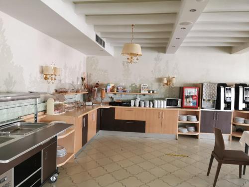 a large kitchen with wooden cabinets and a table at Hotel Alfonso VIII De Cuenca in Cuenca