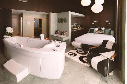 Bilik mandi di Vitality Relax Spa Suite