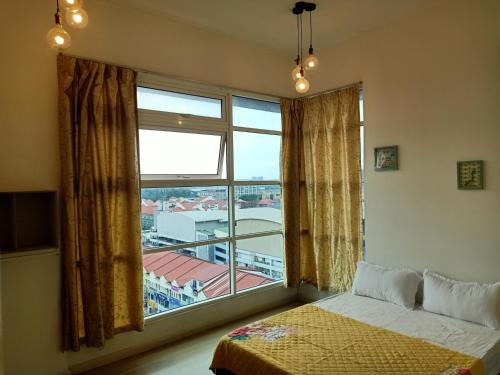 een slaapkamer met een groot raam met uitzicht bij 3 Room SUNWAY NEXIS KOTA DAMANSARA 5min MRT 7min Tropicana mall in Petaling Jaya