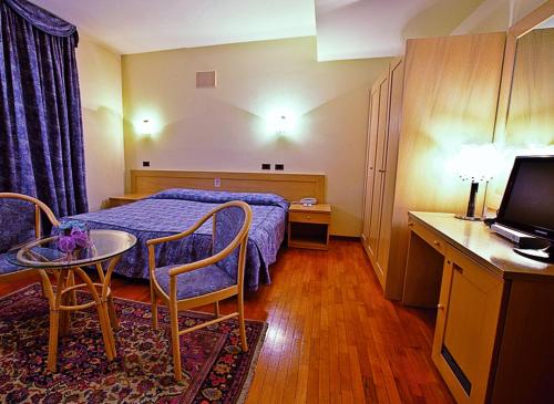 a hotel room with a bed and a table at Hotel Spresiano in Spresiano