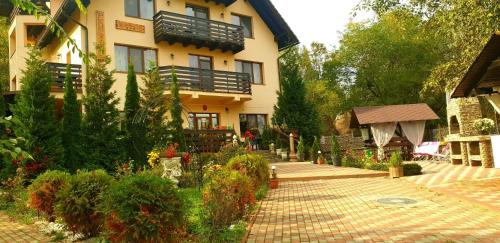 a building with a garden in front of it at Casa Daniel in Bran